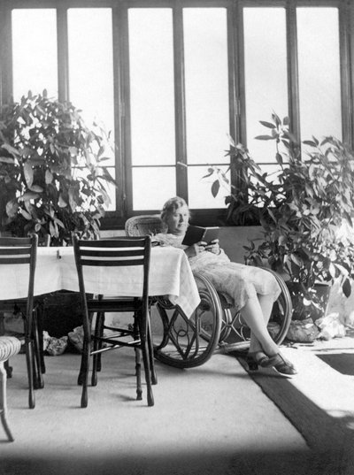 坐在摇椅上看书的妇女。约 1915 年 德国 历史照片，妇女阅读，约 1915 年 作者 未知艺术家