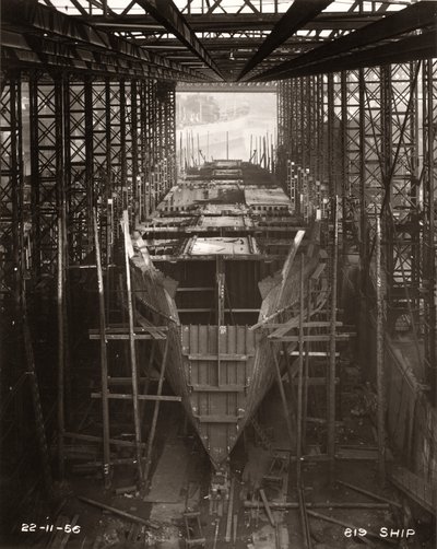 1956 年 11 月 22 日，桑德兰 William Doxford & Sons 造船厂开始建造“北岸”号主甲板（黑白照片） 作者 未知艺术家