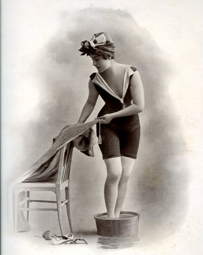 穿着泳衣的年轻女子（来自美好时代）正在泡脚，1900 年左右（黑白照片） 作者 未知艺术家