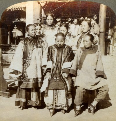 1902年，一群妇女在中国北京一所富有的中国房子的院子里 作者 安德伍德和安德伍德