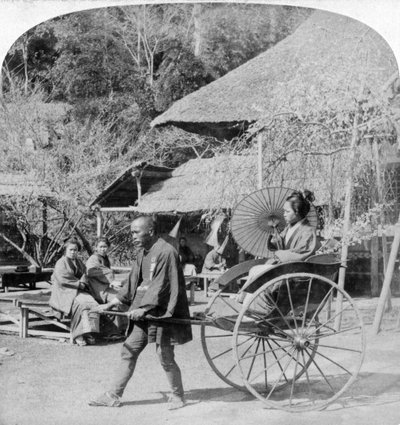1896年，在日本杉田市，一辆日光三轮人力车上的晨间游乐设施。 作者 安德伍德和安德伍德
