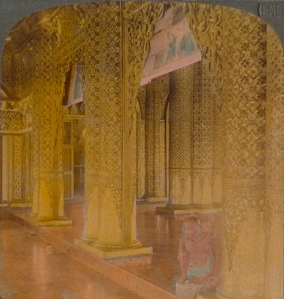 佛教寺庙内部，以昂贵的金色和彩色装饰，穆尔姆，缅甸，1907年。艺术家：埃尔默·安德伍德（Elmer Underwood），贝特·埃里亚斯·安德伍德（Bert Elias Underwood）。 作者 安德伍德和安德伍德