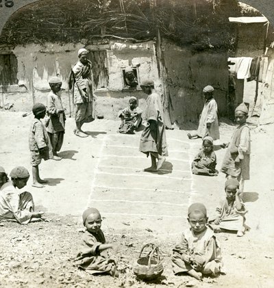 儿童玩跳房子，印度克什米尔，c1900年代。 作者 安德伍德和安德伍德