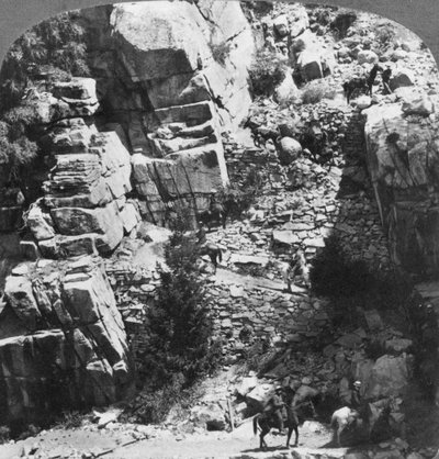 1902年，爬上美国加利福尼亚州优胜美地山谷东端陡峭的曲折小径 作者 安德伍德和安德伍德