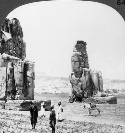1905年，埃及底比斯的巨型门农雕像 作者 安德伍德和安德伍德