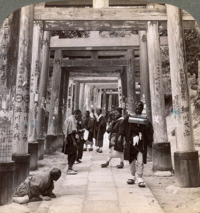 1904年日本京都稻荷神社的成千上万的神圣鸟居下的来回走动 作者 安德伍德和安德伍德