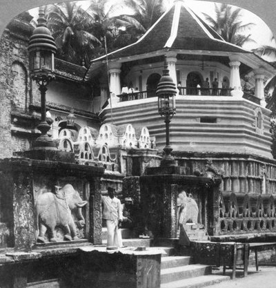 达拉达·马里加瓦（Dalada Maligawa），佛牙牙宫，斯里兰卡康提，1902年。 作者 安德伍德和安德伍德