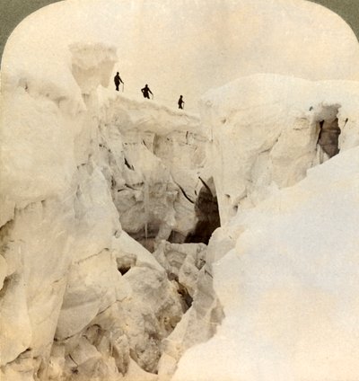 山的后裔Blanc-1901年，阿尔卑斯山山顶附近的巨大裂缝。 作者 安德伍德和安德伍德
