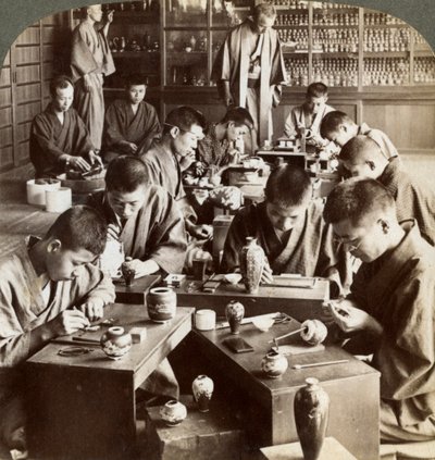 1904年，日本京都景泰蓝的专业设计工 作者 安德伍德和安德伍德