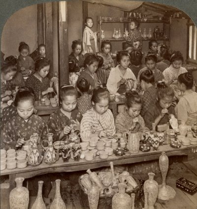 工厂女孩为国外市场装饰廉价的陶器，日本京都，1904年 作者 安德伍德和安德伍德
