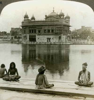 阿姆利则（Amritsar）的骗子，向南眺望神圣的坦克，到印度的金庙（C1900） 作者 安德伍德和安德伍德