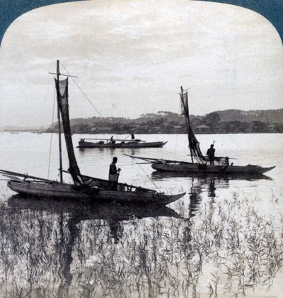 渔船在日落时回到家，在日本横滨附近，1904年。 作者 安德伍德和安德伍德