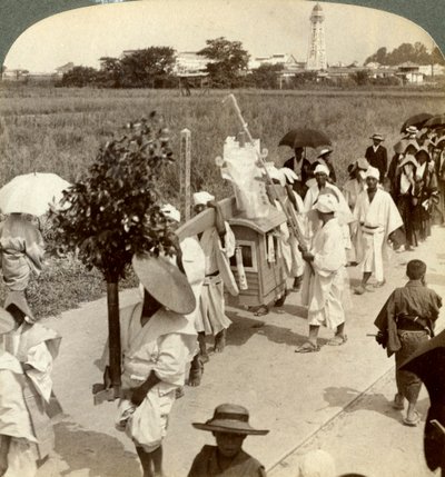 1904年，一名富裕佛教徒的葬礼队伍在通往Sa的路上，朝着日本大阪看。 作者 安德伍德和安德伍德