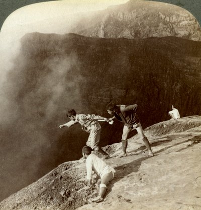 1904年，日本阿苏山，穿过硫蒸气进入火山口深处 作者 安德伍德和安德伍德