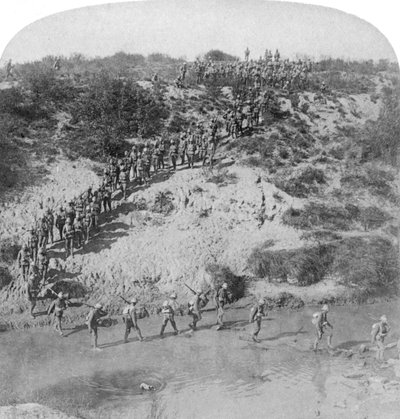 1901年，罗伯茨勋爵在南非比勒陀利亚前进时，步兵在兽医河上前进。 作者 安德伍德和安德伍德