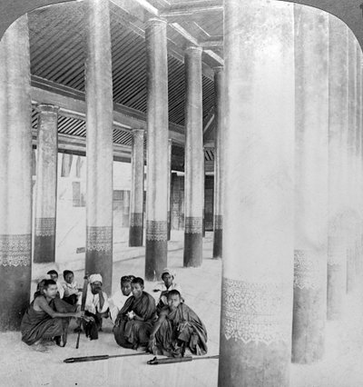 1900年左右，在缅甸曼德勒宫观众席内。 作者 安德伍德和安德伍德