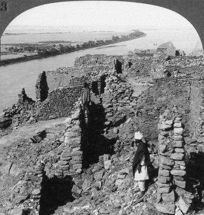 卡斯尔·卡斯尔·伊布林（Kasr Qasr Ibrim）和1905年在埃及努比亚的尼罗河上的一处风景。 作者 安德伍德和安德伍德
