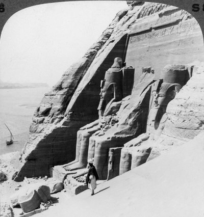 1905年，在埃及阿布辛贝勒神庙前的河上往下看。 作者 安德伍德和安德伍德