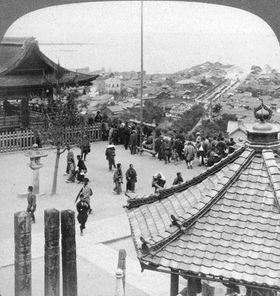 1904年，从大津和琵琶湖的米尔德拉寺向东望去。 作者 安德伍德和安德伍德