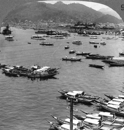 1904年，在日本长崎港的船只上向北看。 作者 安德伍德和安德伍德