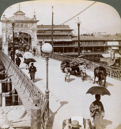 在日本京都四条桥上的鸭川鸭川西边望去，日本，1904年。 作者 安德伍德和安德伍德