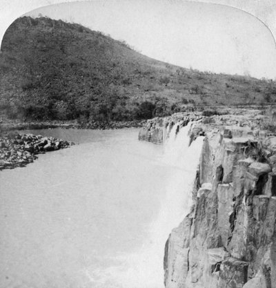 1901年第二次布尔战争，在南非科伦索附近的图尔古拉河的中瀑布从布尔啤酒中提取 作者 安德伍德和安德伍德