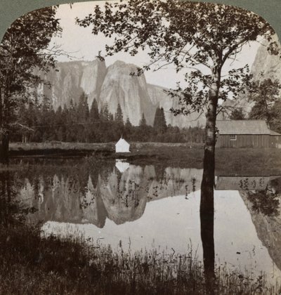1902年，大教堂岩石，优胜美地山谷，加利福尼亚州，美国的镜像视图。 作者 安德伍德和安德伍德