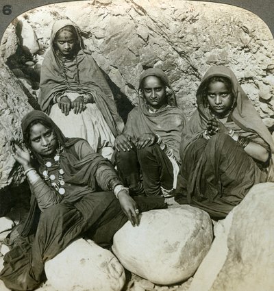 印度喜马拉雅山苏特尔奇河（Shuttlej），印度土著布吉女孩，摄于1900年代。 作者 安德伍德和安德伍德