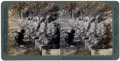 1904年，日本日光，大雅河，光明神雕像前的农民祈祷。 作者 安德伍德和安德伍德