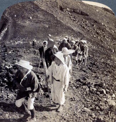 1904年，日本富士山富士山攀登结束时的朝圣者。 作者 安德伍德和安德伍德