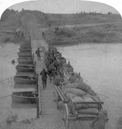 横跨Modder河的浮桥，布尔战争，南非，1900。 作者 安德伍德和安德伍德