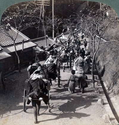 1904年，乘车前往大金宫，参加日本神道教的神道崇拜日。 作者 安德伍德和安德伍德