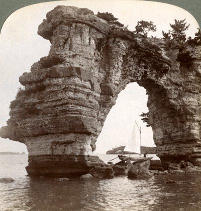 1904年，日本东南部的松岛湾岩石拱门。 作者 安德伍德和安德伍德