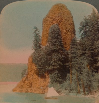 公鸡岩石，俄勒冈州哥伦比亚河沿岸的奇异岩层，1902年。艺术家：埃尔默·安德伍德（Elmer Underwood），贝特·埃里亚斯·安德伍德（Bert Elias Underwood）。 作者 安德伍德和安德伍德