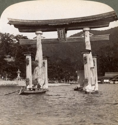神圣的鸟居门从海上升起，严岛神社，日本宫岛，1904年 作者 安德伍德和安德伍德