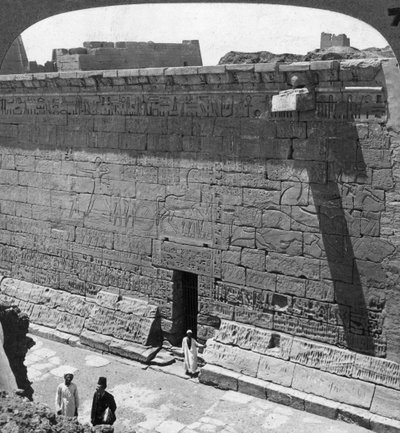 1905年，埃及底比斯Medinet Habu的墙上刻有战斗场面和追逐场面。 作者 安德伍德和安德伍德