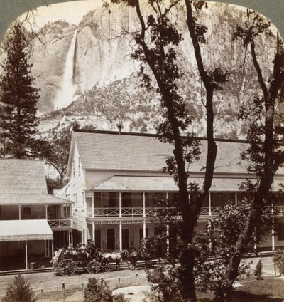 哨兵酒店（Sentinel Hotel），从山谷向北看，到美国优胜美地瀑布，1902年 作者 安德伍德和安德伍德