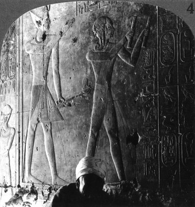 Sethos I和他的儿子Ramses II崇拜他们的祖先，埃及，阿比多斯，1900年左右。 作者 安德伍德和安德伍德