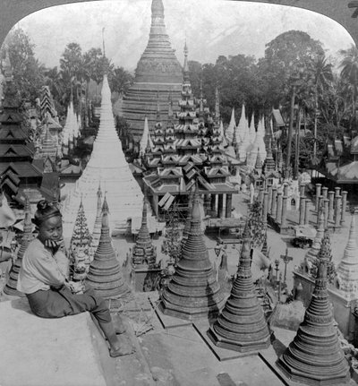 Shwedagon塔，仰光，缅甸，c1900年代。 作者 安德伍德和安德伍德