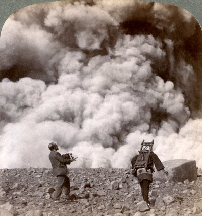 1904年，日本浅间山浅间山火山口突然发生火山爆炸。 作者 安德伍德和安德伍德