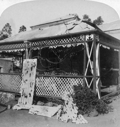 1901年，围困在南非Mafeking的一个94磅Boer炮弹击中的俱乐部。 作者 安德伍德和安德伍德