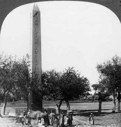 1905年，埃及赫利奥波利斯的方尖碑。 作者 安德伍德和安德伍德