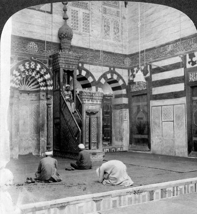 1905年，埃及开罗Kait Bey墓清真寺的祈祷位和讲坛。 作者 安德伍德和安德伍德