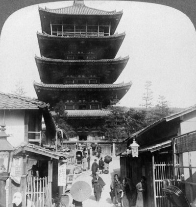1904年，日本京都八层宝塔的西侧。 作者 安德伍德和安德伍德