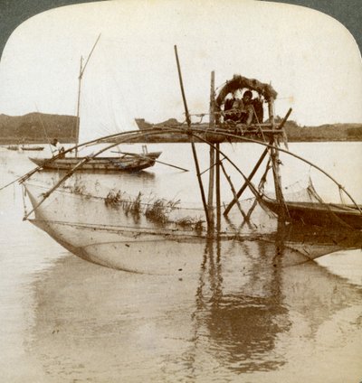 1904年，他带着好奇的渔网，在日本松岛湾工作的海上劳动者 作者 安德伍德和安德伍德