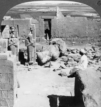 1905年，在埃及底比斯平原上从拉美西斯（Ramesseum）东南观看。 作者 安德伍德和安德伍德