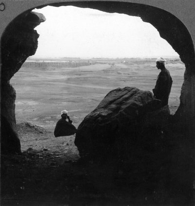 寨卡城（El Kab），从一座坟墓的门被看见在悬崖上，埃及，1905年。 作者 安德伍德和安德伍德