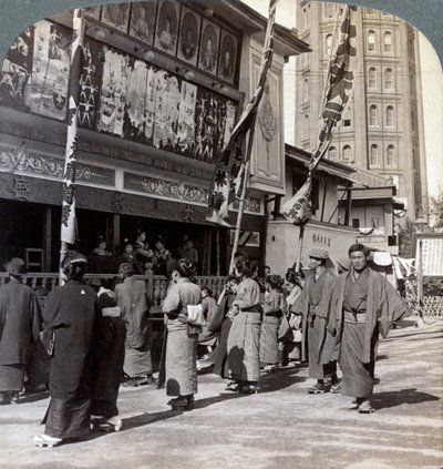 在剧院街观看免费表演，向北望日本东京浅草塔，1904年 作者 安德伍德和安德伍德