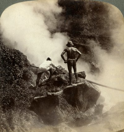 观看1904年日本阿苏山火山中途冒出的蒸汽和沸腾的泥浆 作者 安德伍德和安德伍德