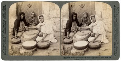 1900年，巴勒斯坦妇女在磨坊里打磨。 作者 安德伍德和安德伍德
